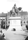 Dubbelstatyn av Karl X Gustav och Erik Dahlbergh på Kungstorget i Uddevalla