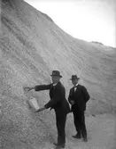 Två besökare i snäckskalsbankarna på Kuröd, Uddevalla