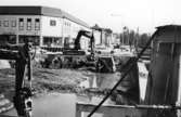 Byggnadsarbete vid den nya Västerbron. Norra Hamngatan österut. 
Till vänster kvarteret
Koch.