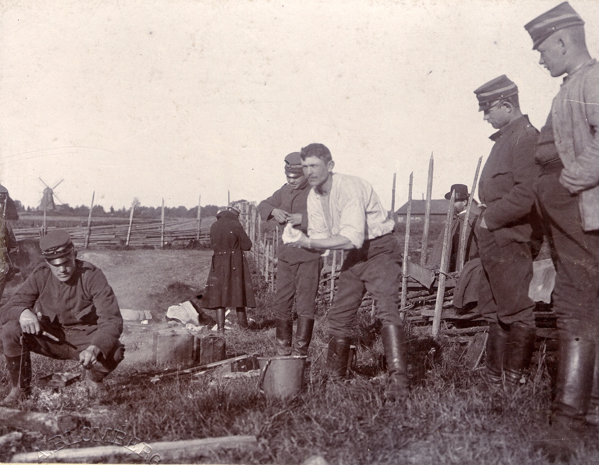 Anton Ambrosius Blomberg, Soldat tvättar sig ute i det fria under morgontoaletten.
