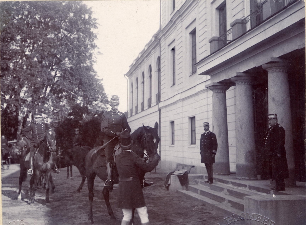 Anton Ambrosius Blomberg, Crown Prince Gustaf (V) with a staff to a horse outside building.