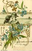Postkort. Ett förälskat par omgivet av bårder med hjärtan; blå förgätmigej och gyllene lyckoklövrar samt en tysk vers