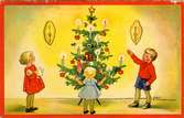 Kort med God Jul-hälsning. Tre barn runt julgranen.