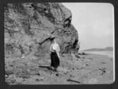 Cintra Kay på strand vid Sundsby 1920