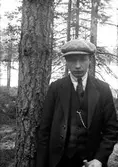 Gustav Andersson i barrskogen.