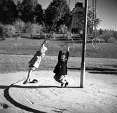Två barn på lekplatsen i Friaredalen i Jönköping.