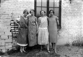 Paus utanför Jordbro tändsticksfabrik. Från vänster: Greta Pettersson, Rut Johansson, Nanna Mårtensson och Märta Johansson. Kvinnorna klistrade etiketter och packade kartonger.