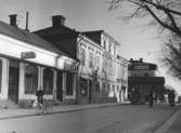 Enköping, kvarteret Borgmästaren nr 4 och Torggatan innan rivning i Apotekaren, nov 1954