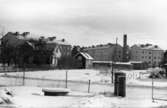 Enköping, kvarteret Kilen nr 5, Hejaregatan 4, mot söder och bebyggelsen i kvarteren Hammaren och Nyckeln, vintern 1956