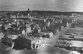 Enköping, panorama från silobyggnaden, mot norr. Till höger i bakgrunden Korsängsskolan, grusgropen och skorstenen vid P1. Maj 1956