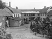 Gårdsinteriör Löfgrenska färgeriet, Munksundsgatan 2, Enköping, omkring 1900. Innehavare Alexius Löfgren.