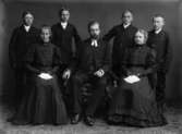 Konfirmandgrupp från Svinnegarn, Uppland, 1909. I mitten pastor Fredrik Spak (1876-1926). Se mer under historik.