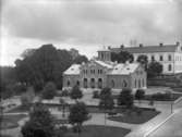 Enköping, Gamla tingshuset och läroverket. Afzelii park i förgrunden.