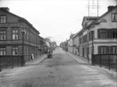 Enköping, korsningen Kungsgatan - Ågatan, i förgrunden Stora Bron.