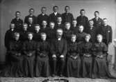 Konfirmandgrupp, sannolikt från Enköping år 1908. I mitten kyrkoherde Fredrik Arvedson (1850-1925).