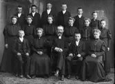 Konfirmandgrupp, troligen från Enköping eller Tillinge, Uppland, ev. 1908. I mitten kyrkoherde Fredrik Arvedson (1850-1925).