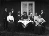 F. d. grenadjär Lars Peter Engstedt (1856-1945) med familj, Ängesta, Tortuna socken, Västmanland, 24 juni 1911