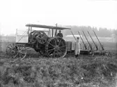 Plöjning vid Nyckelby gård, Övergrans socken, Uppland, 1911. Traktorn som syns kan vara en av de första sålda i Sverige. (Se Historik).