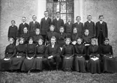 Konfirmandgrupp, sannolikt vid Veckholms kyrka, Uppland, 10 maj 1913. I mitten sannolikt komminister Mats Åmark (1882-1973).