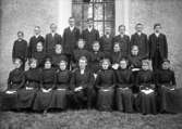 Konfirmandgrupp, sannolikt vid Veckholms kyrka, Uppland, 10 maj 1913. I mitten sannolikt komminister Mats Åmark (1882-1973).