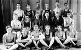 Femton män, sportklädda, en del med tröjor med texten BKR (Boxningeklubben Ringen) i en lägenhet bakom skyddsskolan i Jönköping, år ca 1925.