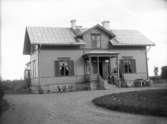 Rekasta No. 3 (nuvarande adress Rekasta 13), Vårfrukyrka socken, Uppland, 30 augusti 1897. På verandan ägaren grosshandlare Adler Larson (1832-1919) Stockholm med fru Agnes Karolina Forsberg (1848-1930).