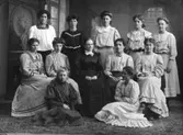 Grupp med lärare och flickor, atelje bild. Sissi Törnberg född Ekstedt sittande till vänster.