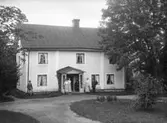 Familjen Johan August Johansson framför mangårdsbyggnaden Esplunda gård, Breds socken, Uppland, 1909