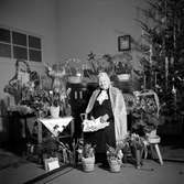En äldre kvinna firrar sin högtidsdag vid juletid på Torpahemmet i Jönköping.