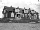 Fyra kvinnor och två barn utanför Tillinge fattiggård, Tillinge socken, Uppland