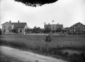 John A. Fors samt Harald Fors handelsrörelser, Boglösavägen-Kyrkvägen, Grillby, Villberga socken, Uppland, vy från norr, troligen 21 augusti 1902