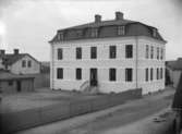 Skolhus, Källgatan 2 - Östra Ringgatan 24, Enköping, vy från väster, troligen 15 oktober 1908. Byggnadsår 1906. Benämndes så småningom Kryddgårdsskolan.
