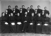 Konfirmandgrupp från Svinnegarn, Uppland, april 1906. Pastor Fredrik Spak (1876-1926) i mitten.
