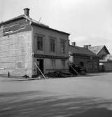 Kvarter Diplomaten i Jönköping med Wilhelm Enanders Bokbinderi år 1953. I bakgrunden skymtar taket Frälsningsarmens tempel, som före år 1897 varit gamla ridhuset.