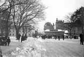 Östra Storgatan och Rådhusparken i Jönköping en vinterdag år 1901. I trähuset vid kanalen finns en Cigarr & Tobakshandel och Emil Anderssons ångbåtskontor.