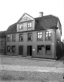 På Smedjegatan 2 i Jönköping finns en Rak & Frisér Salong och 
Tandläkare John Lindbloms mottagning.