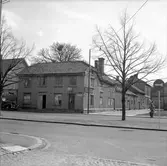 Kanalgatan i Jönköping. På hörnet ligger Ellwe Möbler och i samma hus en cykelaffär med ingång från gården.