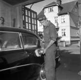 Danielssons billackeringsverkstad på Tegnérgatan, Huskvarna. En Opel Rekord poleras av Yngve Karlsson, som var en duktig roddare. Det intresset hade han gemensamt med företagets ägare, Henry Danielsson, som var ordförande i Huskvarna roddsällskap. Bilden tagen den 3 september 1958.
