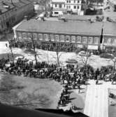Publik vid invigning av nytt klockspel i Sofiakyrkan, Jönköping, den 13 april 1958.