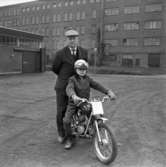 Ung motorcyklist utanför Husqvarna AB i Huskvarna. 1960-tal.