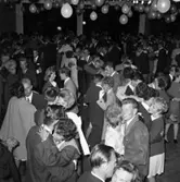 Dans i Folkets park i Huskvarna på 1960-talet. Detta är Rotundan, där ungdomarna höll till. Vid södra ingången fanns också en dansbana, där Margit Borgs och andra orkestrar spelade upp till gammeldans.