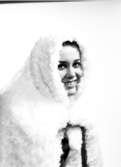 Reklambild på Agneta Fältskog som föddes 1950 i Jönköping. Efter en tid som sångerska i Bernt Enghardts orkester blev hon soloartist. Hennes första skiva kom 1967 och hon blev snabbt en av landets populäraste sångartister. Conny Rich fotograferade henne i sin ateljé långt innan hon blev världsberömd med popgruppen ABBA.