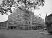 Reklamfoto taget åt TABS Tryckeri på nytt hus i korsningen Klostergatan - Västra Storgatan i Jönköping med olika hyresgäster den 10 oktober 1958.