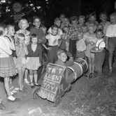 Lådbilsrally i Huskvarna stadspark den 10 oktober 1955. Barnen åkte från 