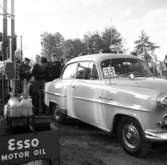 Ekonomitävling för bilar vid Adamssons åkeri i Huskvarna den 24 oktober 1955. På bilden en Opel Rekord.