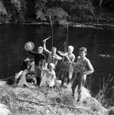 Ungdomar som fiskar i Huskvarna.