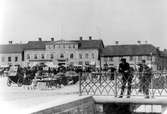 Torgdag på Östra torget i Jönköping. Två pojkar står på bron över kanalen.