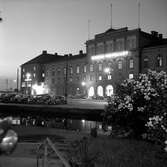 Stora hotellet i Jönköping på natten, med kanalen i förgrunden.