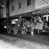 Åkare Olle Andersson kallades mest Olle Smé eftersom han var bror till smederna vid Kavlaplan i Huskvarna. Här står han med sin häst Fyr som har  en tävlingsskylt på vagnen. Hästen drog bl a Kroatorpet till sin nuvarande plats år 1951. Olle Andersson var den siste som körde yrkesmässigt med häst och vagn i Huskvarna.