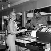 Personal och kund hos Shell bensinstation på Norsuddsgatan 8 i Jönköping den 1 april 1980.